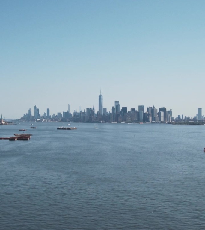 垂直屏幕:曼哈顿岛与办公室和公寓大楼的航拍镜头。哈德逊河风景与游艇，船只，一个世界贸易中心摩天大楼在