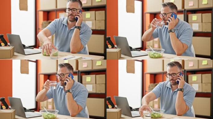 头发花白的男子在办公室用智能手机谈电商业务，喝着水