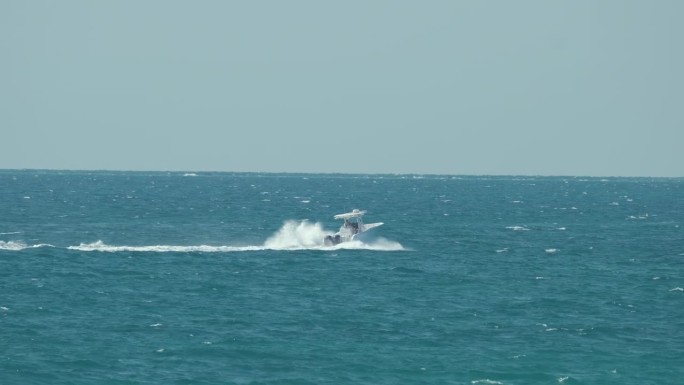 快艇在波涛起伏的海面上疾驰。在海洋上高速行驶的摩托艇