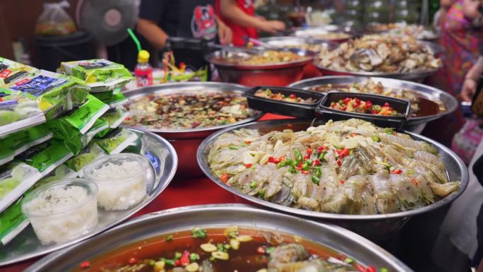 曼谷夜市的卤虾饮食