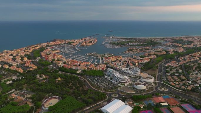 法国南部海岸的鸟瞰图，地中海城市阿格德的海岸，卢瓦西尔岛及其邻近的码头。旅游度假地