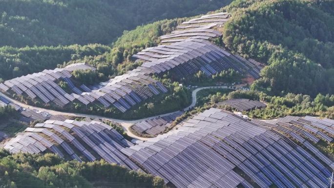 俯瞰山顶的树林和太阳能发电厂