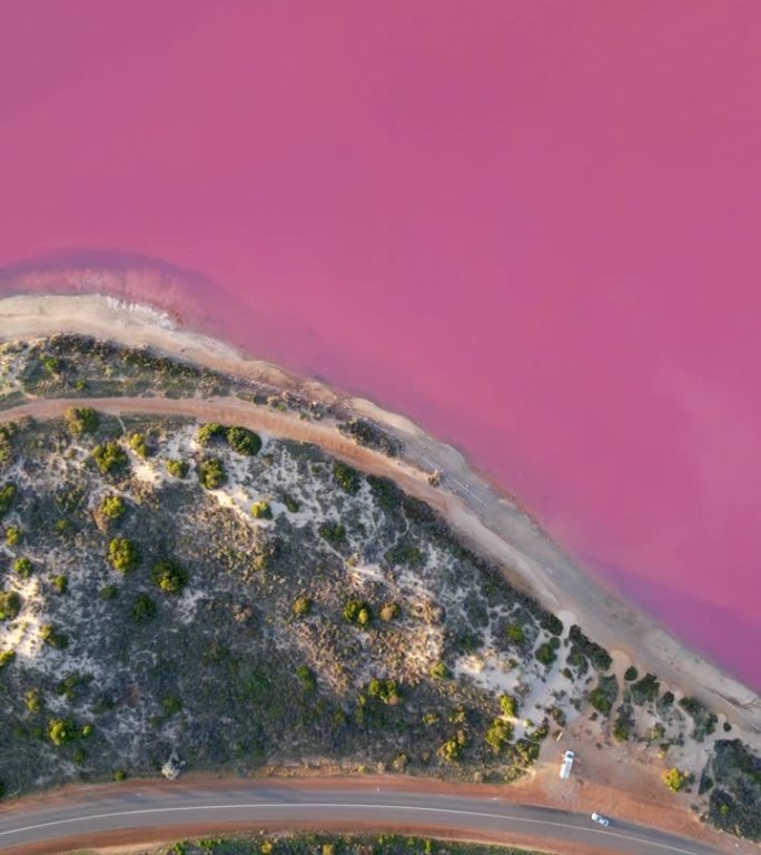 无人机在西澳大利亚中西部地区赫特泻湖上空拍摄的画面