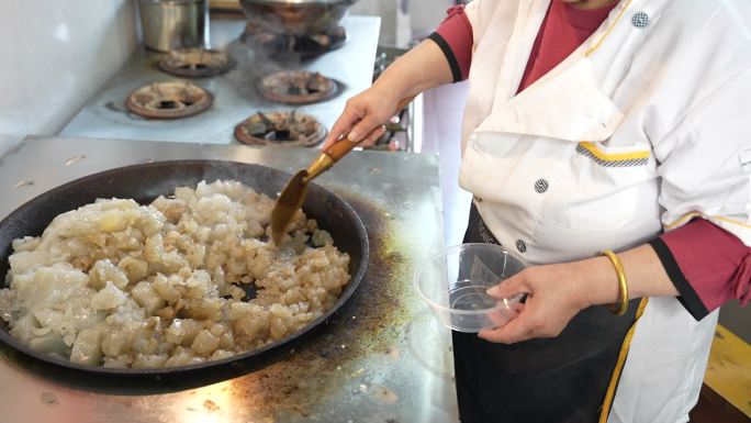 烟台焖子炒制烟台特色美食