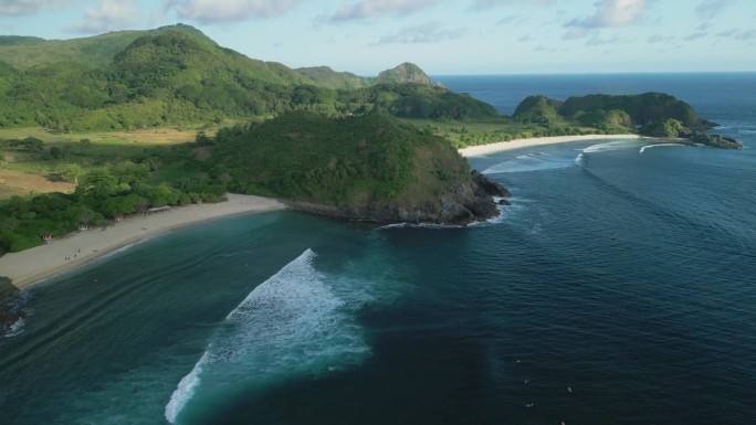 龙目岛海滩鸟瞰图生态海域大海航拍流体浪花