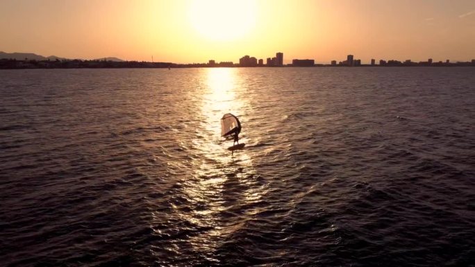 夏天在海滩上玩风帆滑浪