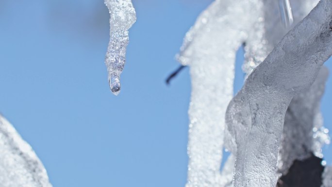 冰雪冰挂一滴水珠晶莹剔透水滴融化特写