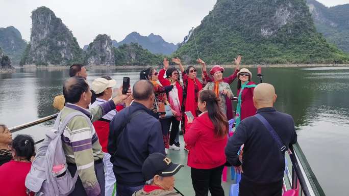 旅游美女湖面旅游兴奋开心快乐自拍桂林山水