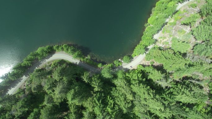 夏季，加拿大惠斯勒的绿色平静湖和蜿蜒的自行车道和皮划艇的高空旋转天线