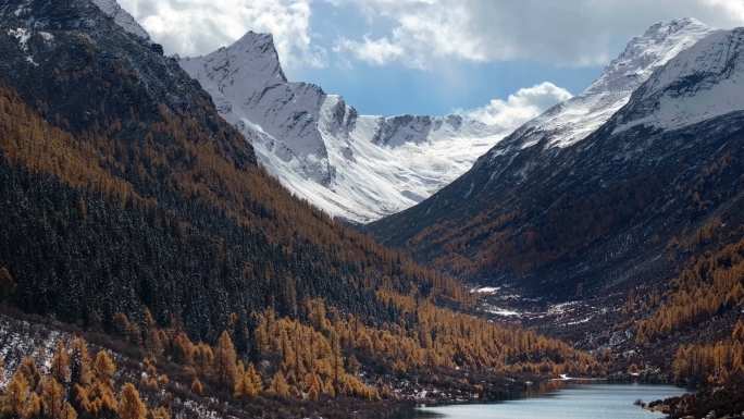 川西玛嘉沟雪山海子彩林秋景