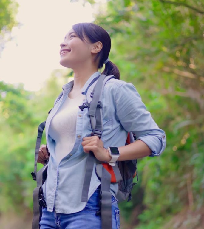 在山上徒步旅行的亚洲妇女