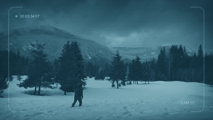 男子在深山大雪中行走