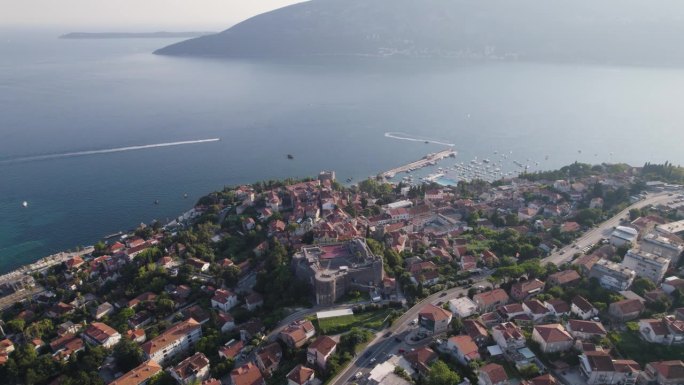 阳光亲吻Herceg Novi依偎在亚得里亚海，在现代黑山。——空中