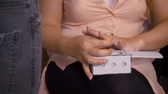 新娘为她的婚礼做准备的时刻，一个女人戴上戒指的手的特写。