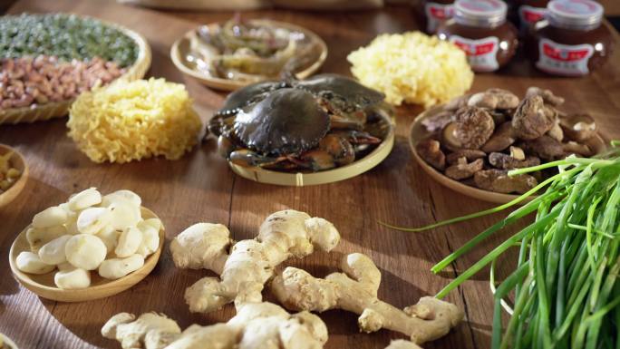 海鲜粥食材展示 螃蟹 虾 香菇 大米