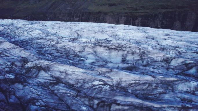 航拍:冰川的环形立交桥，蜿蜒的道路上有深深的裂缝和锯齿状的冰川，这是气候变化对这个自然奇观不断移动和