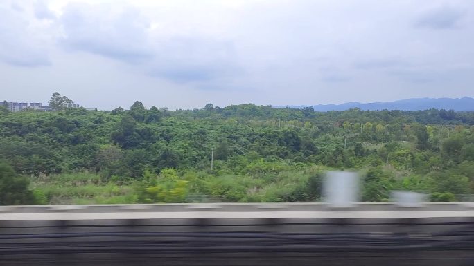 高铁穿越山水，风景在身边