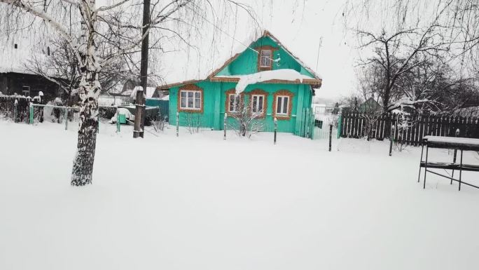 鸟瞰图正宗的木制乡村蓝屋立面冬季乡村降雪自然景观