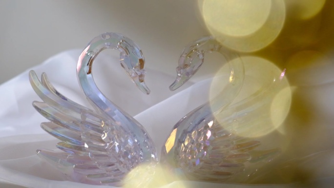 水晶天鹅夫妇丝绸背景，爱情，婚礼，情人节的概念
