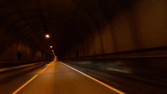 隧道中惊心动魄的超延时驾驶