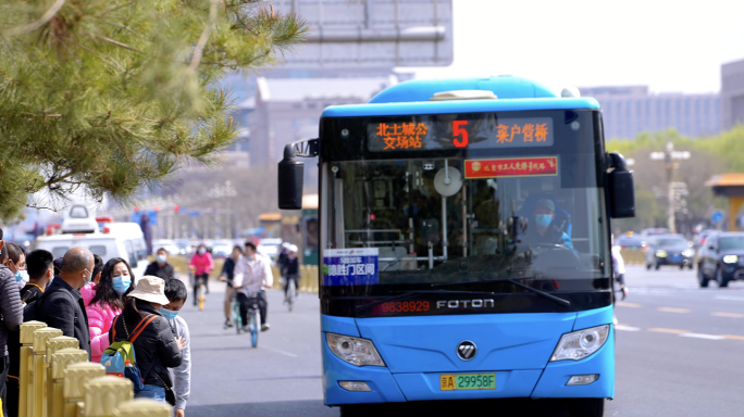 4K公交车进站 乘客上车