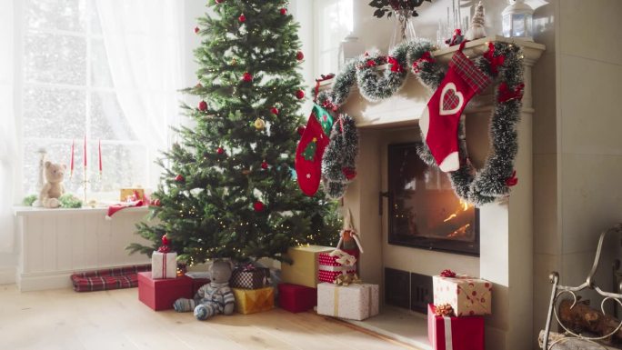 宁静的雪圣诞早晨:装饰角落的现代房子与圣诞树，壁炉和礼物的空镜头。一个充满欢乐和爱的家庭庆祝节日的家