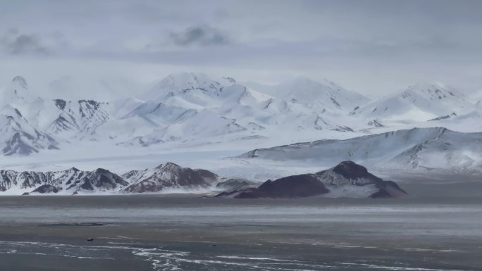 航拍新藏线上喀喇昆仑山脉雪山