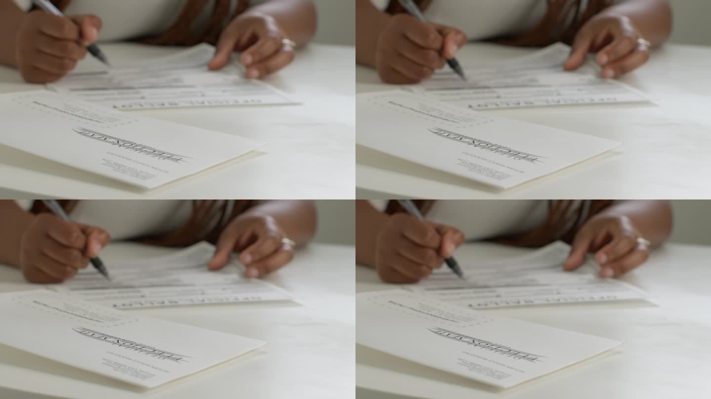 一名黑人妇女在家中填写邮寄选票，为总统、参议院、国会或地方选举投票的静态锁定镜头