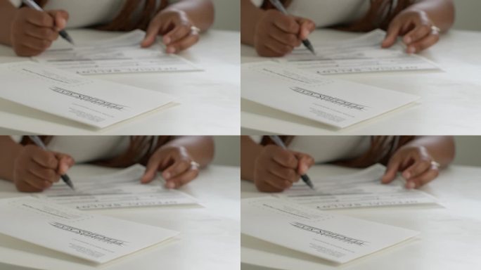 一名黑人妇女在家中填写邮寄选票，为总统、参议院、国会或地方选举投票的静态锁定镜头