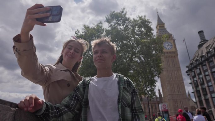 青少年在英国伦敦观光大本钟