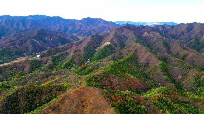 航拍秋天的崇山峻岭