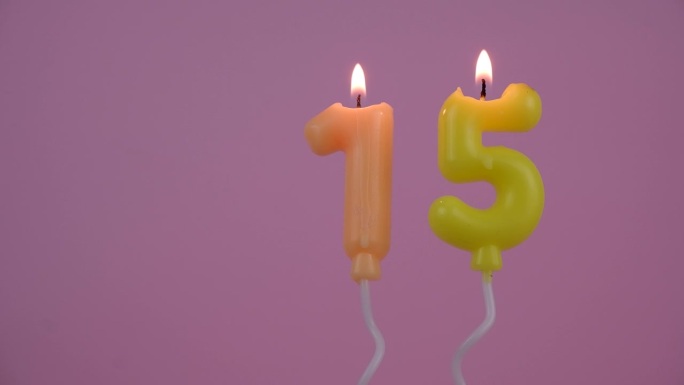 气球形状的生日蜡烛，粉红色的背景，编号15