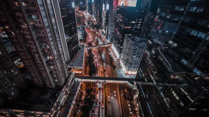 夜间城市空中的汽车和交通