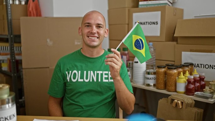在慈善中心，年轻的西班牙裔志愿者面带微笑，自信地举着巴西国旗