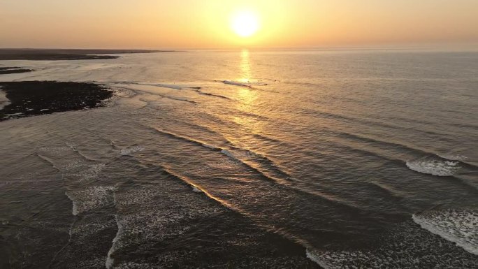 富埃特文图拉海岸线日落时的航拍视频