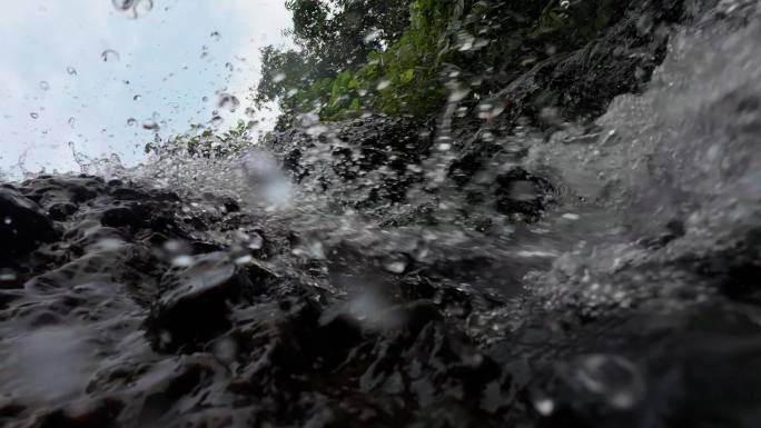 慢速流水冲击水珠飞溅滴下第一视觉