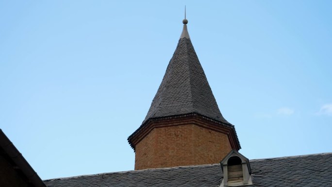 法国南部一座经过翻新的现代教堂屋顶上的美丽塔楼。