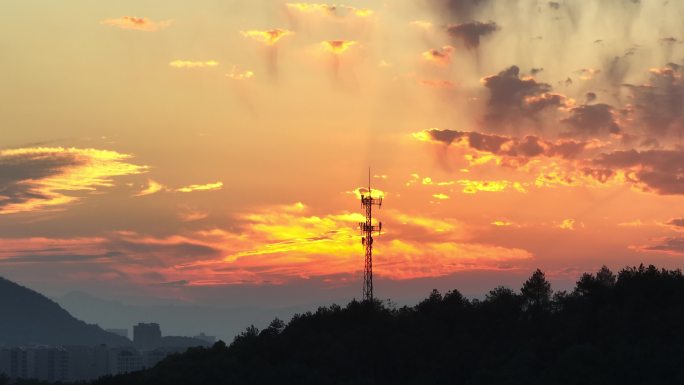 秋天夕阳晚霞天空山顶移动数字信息化铁塔