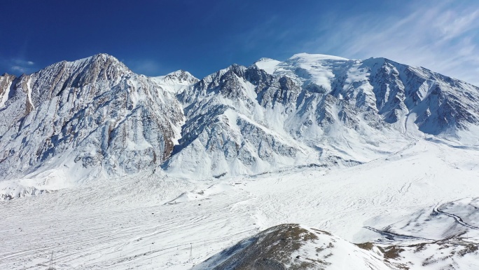 新疆帕米尔高原布伦口白沙湖和雪山航拍风光