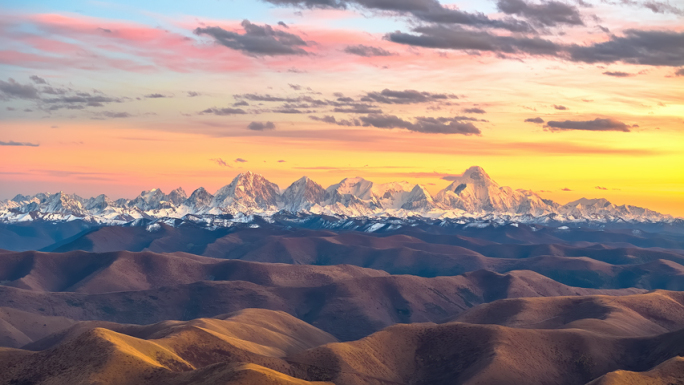 贡嘎雪山 鱼子西 日照金山