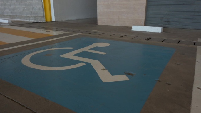 轮椅停放在室内停车场的侧视图。无障碍地点的概念