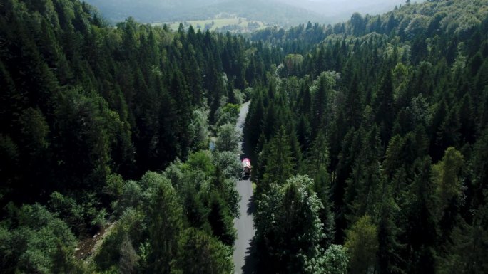 4k无人机拍摄的消防车驾驶在令人惊叹的森林景观风景