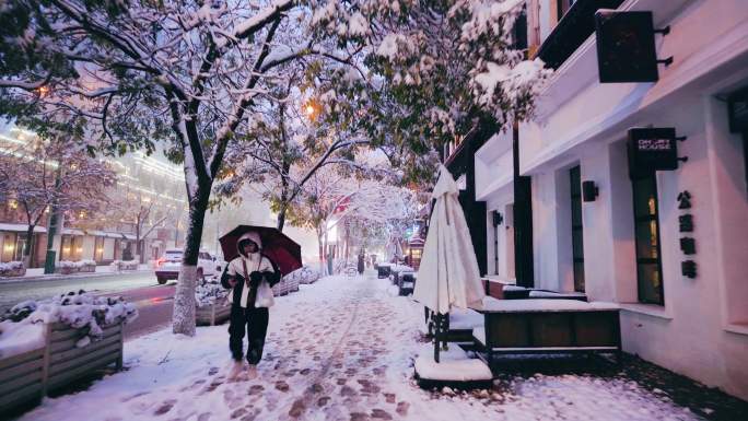 夜晚街道大雪