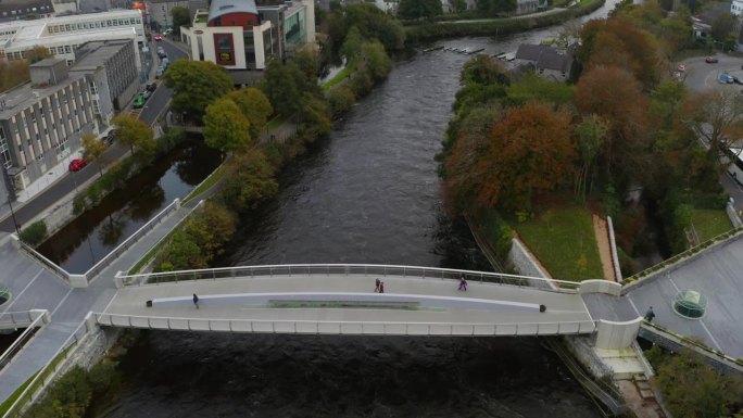新鲑鱼堰桥的航拍图，展示了Corrib河。高威