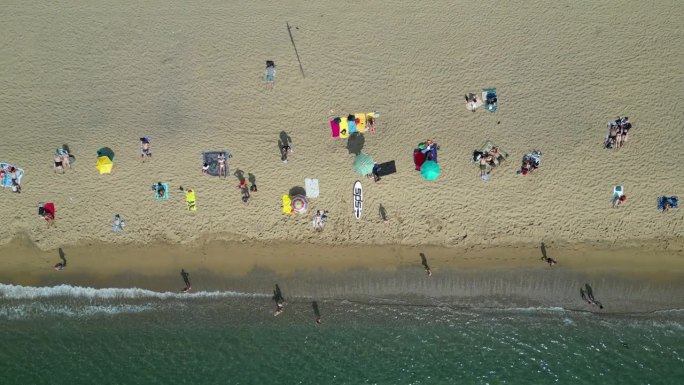 鸟瞰透明的蓝色大海，在夏天阳光明媚的日子里有美丽的海浪。热带景观从空气的海洋与蔚蓝的水，在日落沙底。