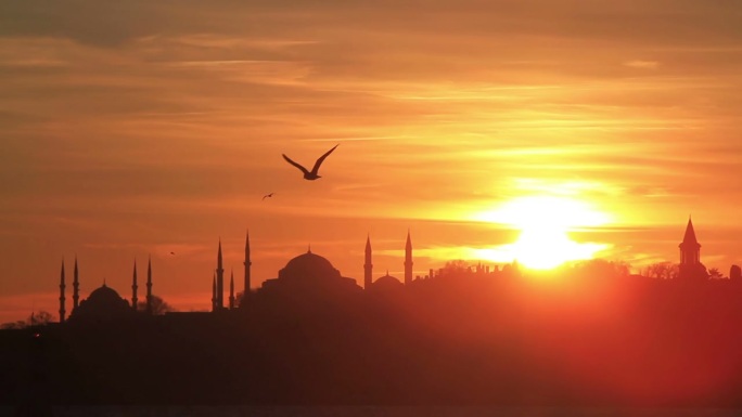 Sarayburnu伊斯坦布尔。远处是蓝色清真寺、圣索菲亚大教堂和托普卡帕宫等地标性建筑