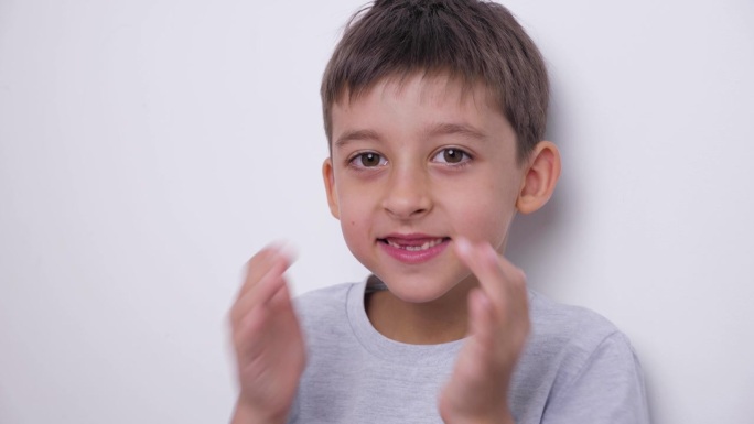肖像男孩用手捂住嘴，然后张开嘴。近口小孩掉了一颗乳牙。更换恒换牙、无牙微笑、牙龈破洞。儿童牙科概念。
