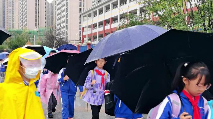 学生上学，下雨天上学，多镜头多角度多方位