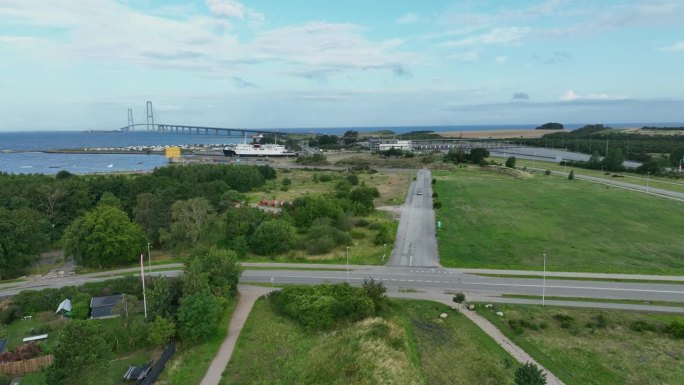 从Korsor看到的丹麦大带桥-航拍显示旧带海峡渡轮和收费检查站，桥梁在背景地平线上