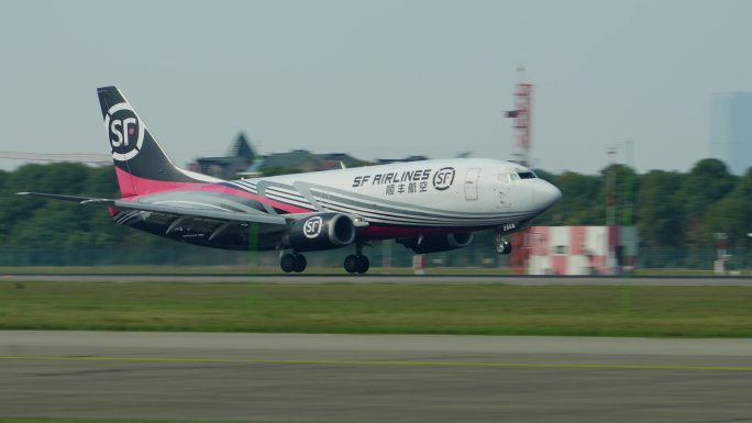 顺丰航空波音飞机落地滑行